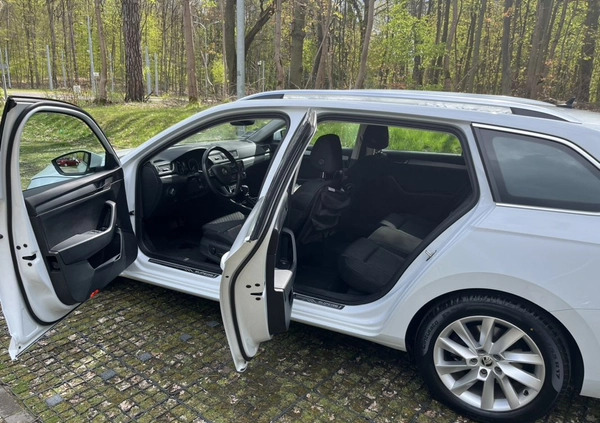 Skoda Superb cena 87900 przebieg: 88200, rok produkcji 2018 z Szczecin małe 29